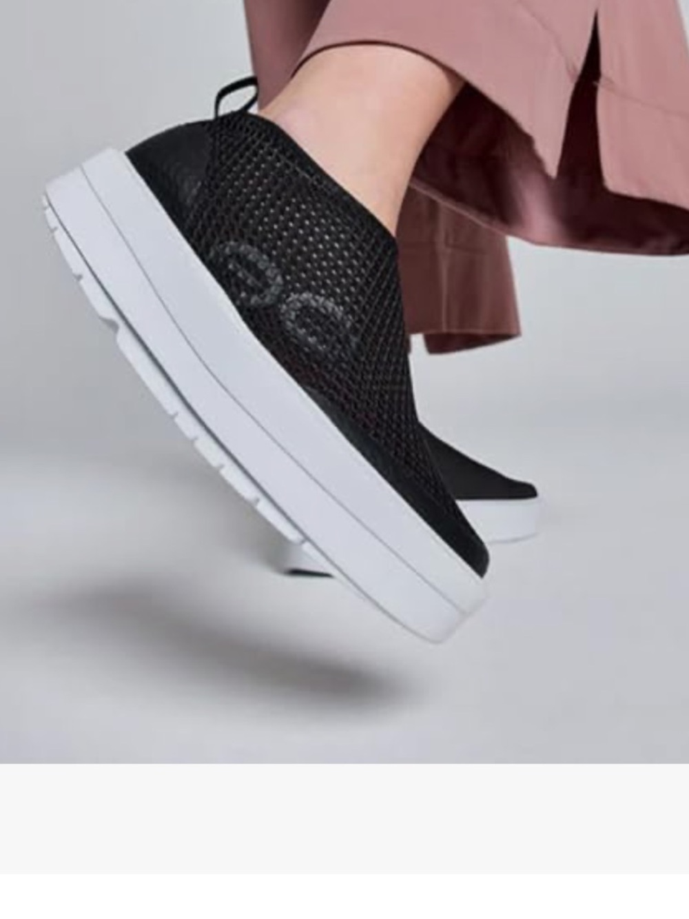 OOFOS  OOMEGA CHUKKA Mesh Slip-On Sneaker - Black & White